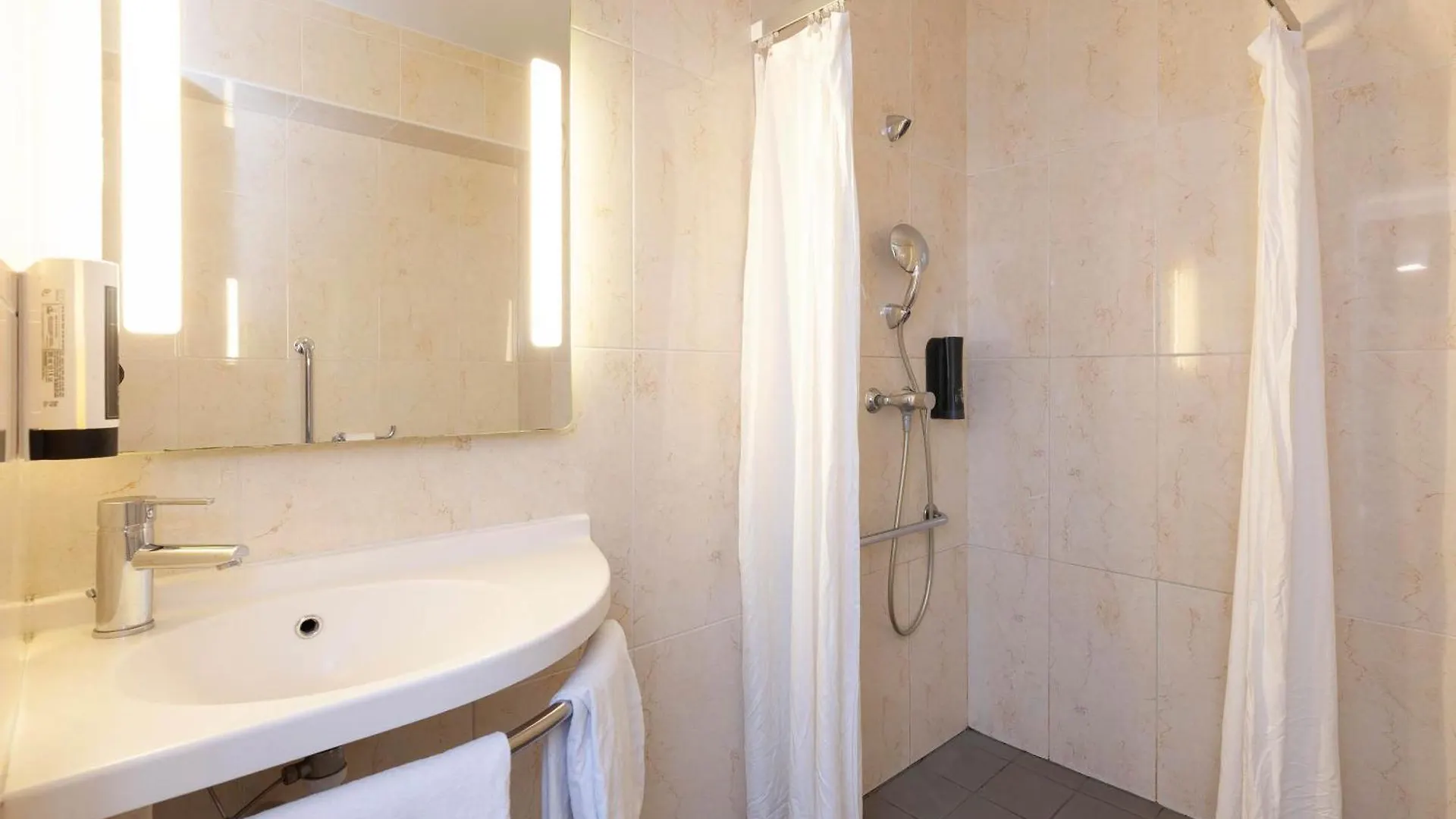 **  B&B HOTEL Bayonne Tarnos France